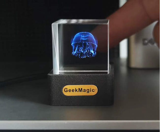 Прозрачный хрустальный смарт-куб GeekMagic GIFTV Crystal Holographic Desktop